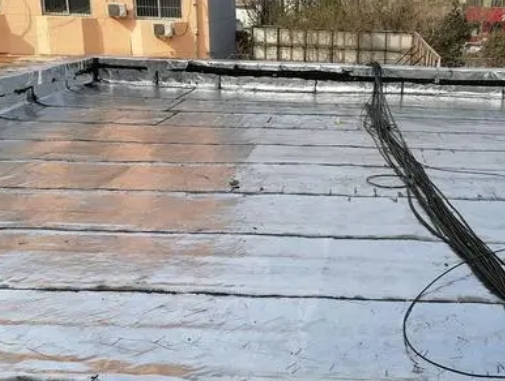 陆丰卫生间漏水维修公司分享下陆丰屋面楼顶防水刚性防水层施工要点。